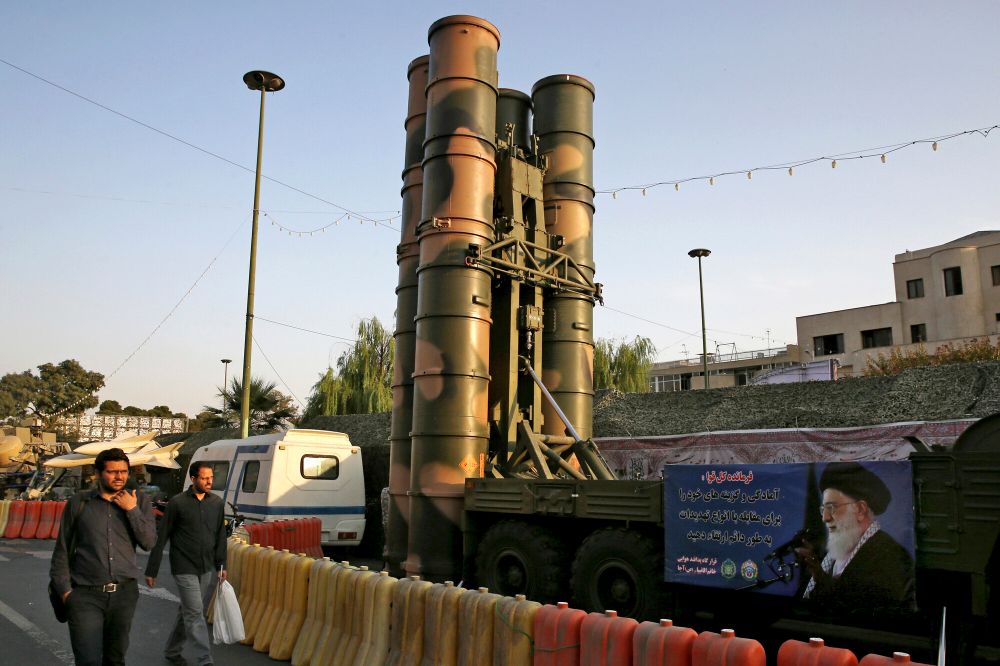 Illustration : Un système de défense aérienne S-300 de fabrication russe est exposé sur la place Baharestan à Téhéran, en Iran, le 24 septembre 2017. 