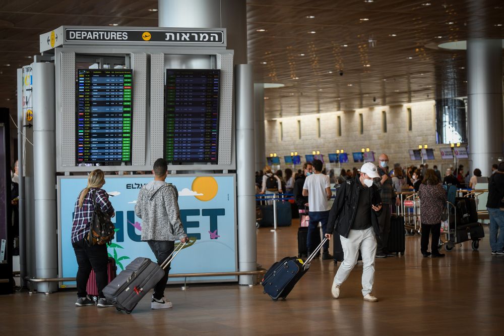 Des voyageurs vus à l'aéroport international Ben Gurion, le 29 novembre 2021.