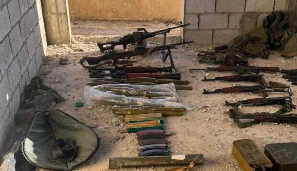 Des armes que l’armée affirme avoir été saisies par ses troupes à l’hôpital gouvernemental de Bint Jbeil, dans le sud du Liban, sur une photo diffusée le 12 avril 2026. 