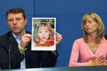 جيري، اليسار، وكيت ماكان، والدا مادلين ماكان البالغة من العمر أربع سنوات، المفقودة من بلدة برايا دا لوز البرتغالية منذ مايو، يقدمان صورة لابنتهما خلال مؤتمر صحفي في برلين، الأربعاء، 6 يونيو، 2007
