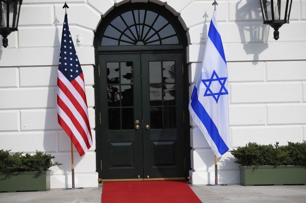 أعلام إسرائيل والولايات المتحدة في الحديقة الجنوبية للبيت الأبيض في واشنطن.