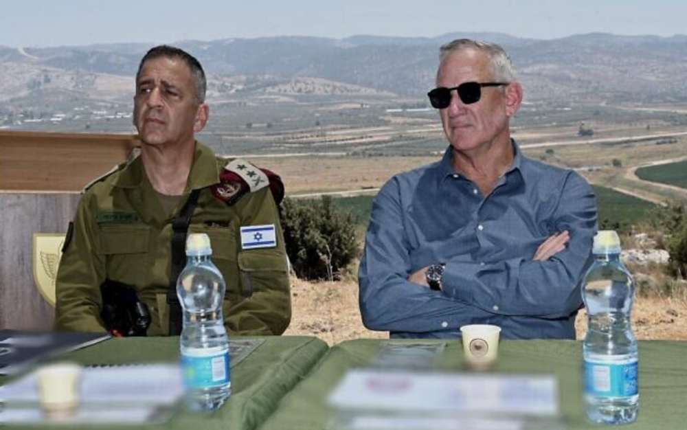 Le ministre de la Défense, Benny Gantz, et le chef d'état-major de l'armée israélienne, Aviv Kohavi, en visite en Cisjordanie, le 2 août 2022.