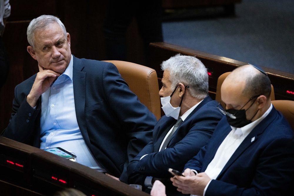 Le chef du gouvernement Naftali Bennett et les ministres de la Défense et des Affaires étrangères, Benny Gantz et Yaïr Lapid, à la Knesset, à Jérusalem, le 4 novembre 2021