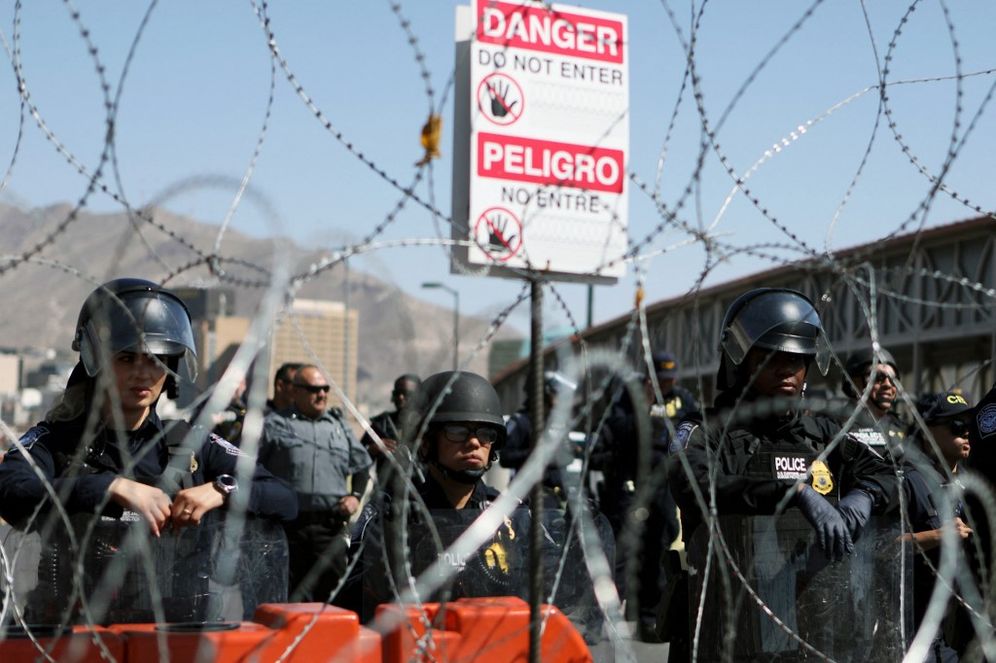 US Customs and Border Protection agents keep the Paso del Norte international bridge closed after the arrival of migrants due to a false rumor that the US would open the border in Ciudad Juarez, Chihuahua state, Mexico