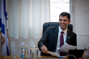 وزير الاتصالات شلومو كارعي يعرض إصلاحاته في سوق الاتصالات للصحفيين، في القدس، 17 يوليو، 2023.