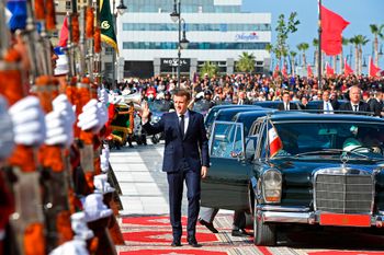 الرئيس الفرنسي إيمانويل ماكرون يصل إلى محطة قطار طنجة، المغرب، الخميس 15 نوفمبر 2018. يفتتح ماكرون والملك المغربي محمد السادس أول خط للسكك الحديدية فائق السرعة في المغرب، وهو أول خط من نوعه في أفريقيا.