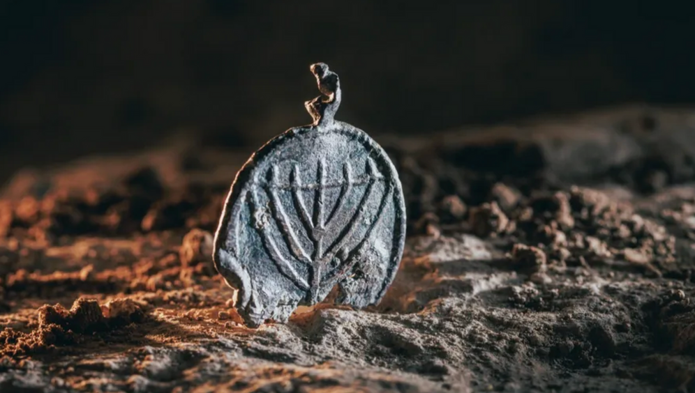 Un pendentif vieux de 1 300 ans, orné d’une ménorah à sept branches, découvert à Jérusalem