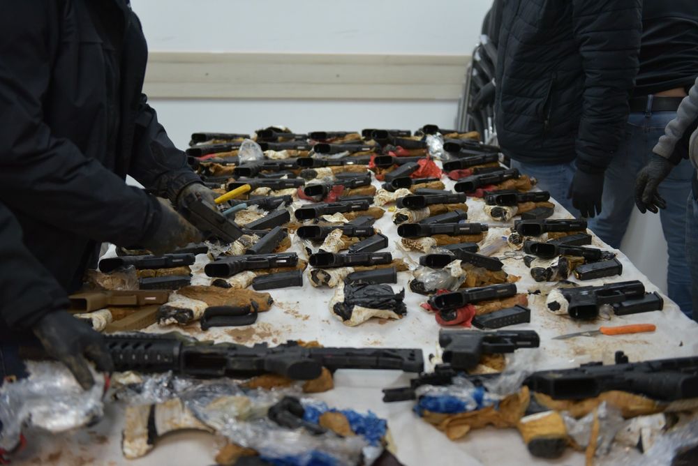61 armes à feu appartenant à des trafiquants d'armes arabes israéliens ont été saisies dans le nord d'Israël, le 24 mars 2022