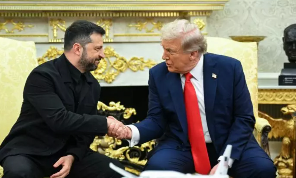 Le président ukrainien Volodymyr Zelensky et le président américain Donald Trump dans le Bureau ovale à Washington, le 18 août 2025 
