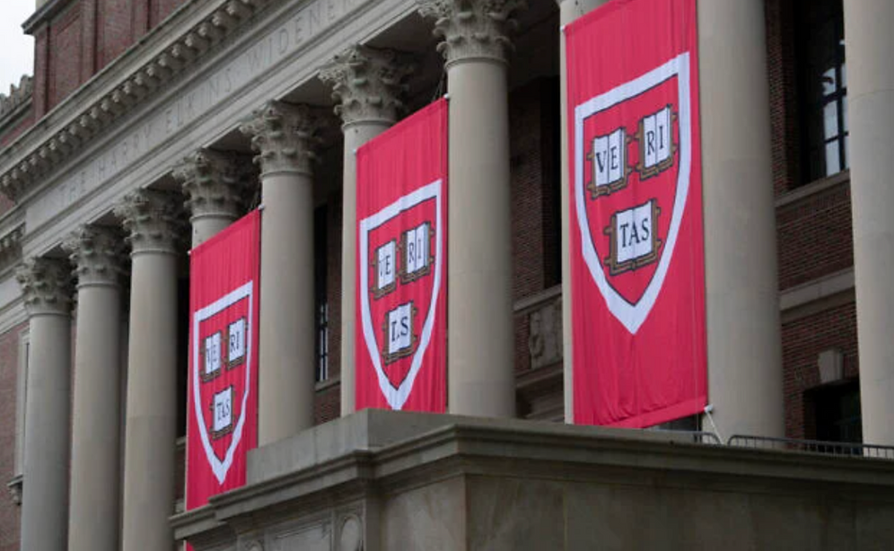 Des bannières de Harvard sont accrochées devant la bibliothèque Widener lors de la 374e cérémonie de remise des diplômes à Harvard Yard, à Cambridge, dans le Massachusetts, le 29 mai 2025
