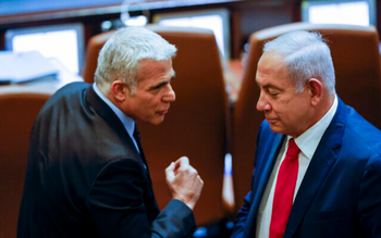 Le ministre des Affaires étrangères Yaïr Lapid et le leader de l'opposition Benyamin Netanyahou à la Knesset le 8 novembre 2021.