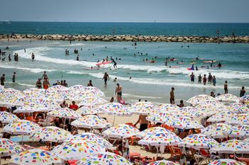 Plage de Tel Aviv par une chaude journée, le 9 juillet 2022
