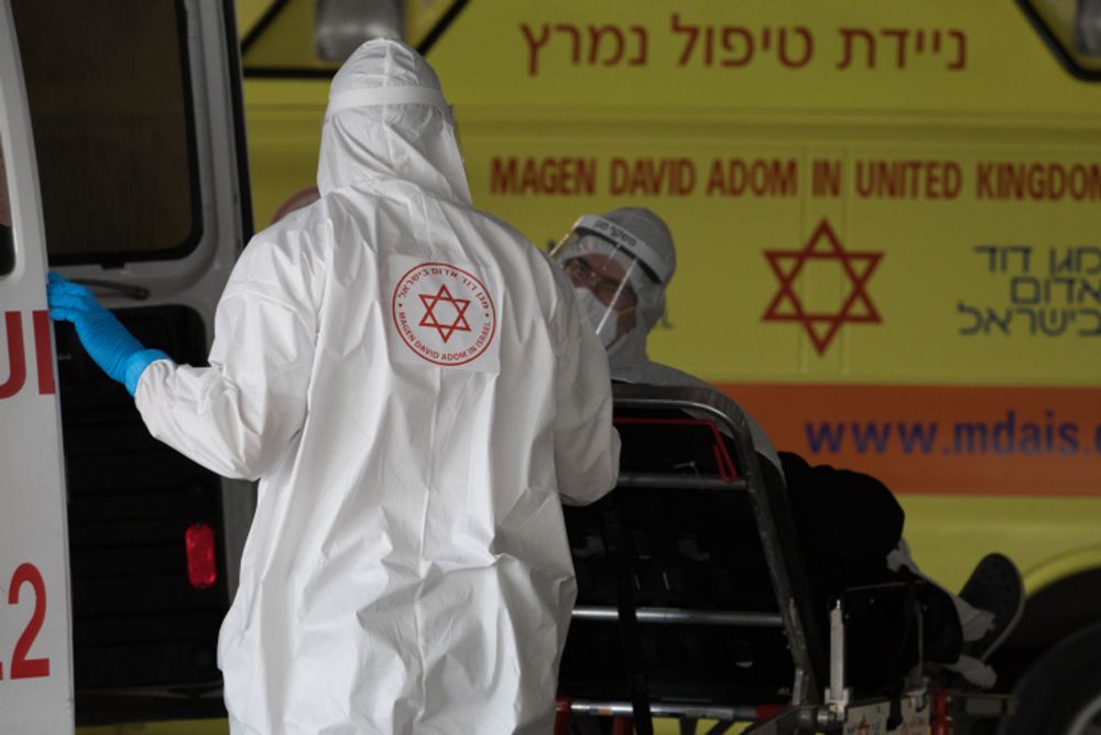 Illustration - Des membres du Magen David Adom à l'hôpital Shaare Zedek, à Jérusalem, le 6 avril 2020.