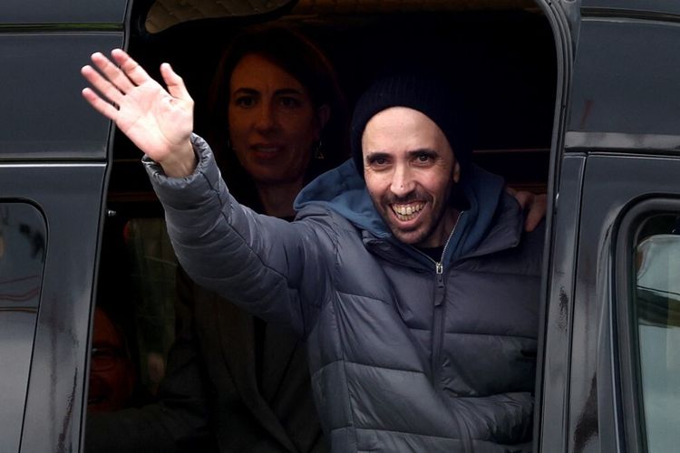 L'otage israélien Tal Shoham, récemment libéré, salue ses partisans après son arrivée à l'hôpital Beilinson du centre médical Rabin à Petah Tikva, le 22 février 2025.
