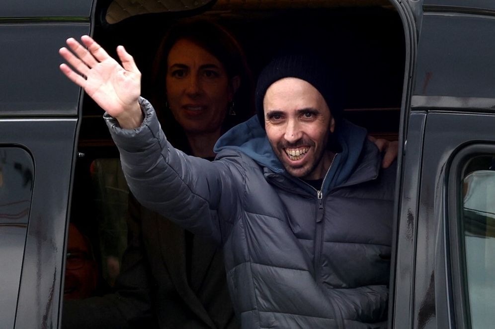 Freed hostage Tal Shoham salutes jubilant crowds welcoming him as he arrived in Beilinson Hospital, Petach Tikva's Rabin Medical Center