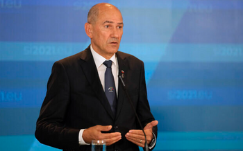 Le Premier ministre slovène Janez Jansa s'exprime lors d'une conférence de presse à l'issue d'un sommet de l'UE au centre des congrès de Brdo à Kranj, en Slovénie, le mercredi 6 octobre 2021