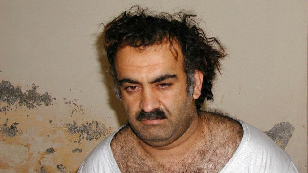 AP Photo/File Le procès de Khalid Cheikh Mohammed, accusé d’avoir organisé les attentats du 11 septembre 2001, et de trois de ses coaccusés débutera le 5 juin 2028, a décidé mercredi un juge militaire américain.