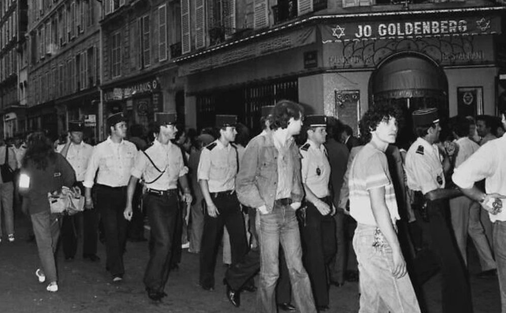 Des policiers et des passants courent devant le restaurant et traiteur juif Jo Goldenberg, à Paris, après l’attaque terroriste du 9 août 1982.