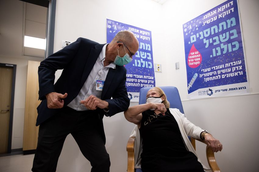 Reina Abitbul, 92 ans, a reçu une première dose du vaccin contre le Covid-19, à l'hôpital Shaare Zedek de Jérusalem, le 3 janvier 2021