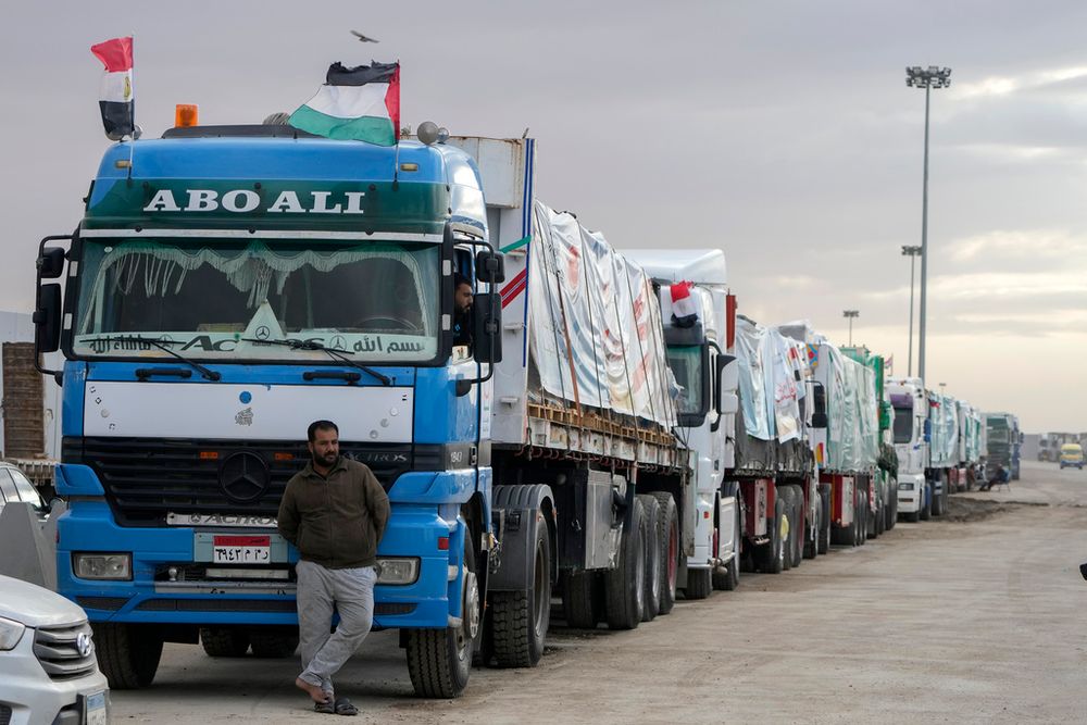 Des camions transportant de l'aide humanitaire font la queue au poste frontière de Rafah, en Égypte, en direction de Gaza,