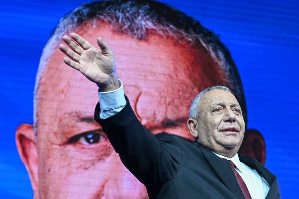 Photo by Avshalom Sassoni/Flash90 Yashar party chairman Gadi Eisenkot alongside members of his party at the party’s election headquarters in Tel Aviv, following the closing of polling stations and the release of exit poll results on Israel’s general election night, October 28, 2026.