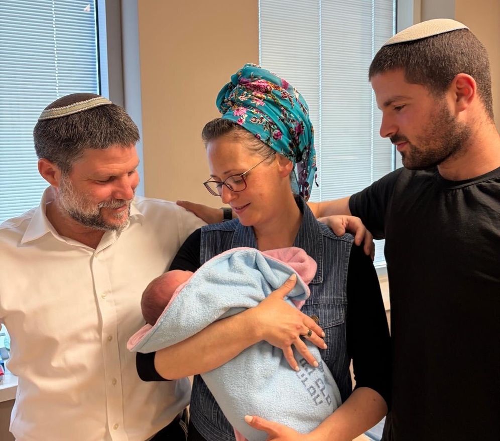 Compte X Betsalel Smotrich Betsalel Smotrich avec son fils et son petit-fils