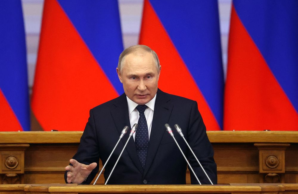 Le président russe Vladimir Poutine prononce un discours lors d'une réunion du conseil consultatif du parlement russe à Saint-Pétersbourg le 27 avril 2022