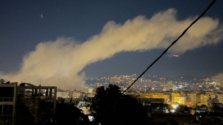 עשן בשמי הדאחייה בביירות לאחר תקיפה ישראלית, 2.3.26