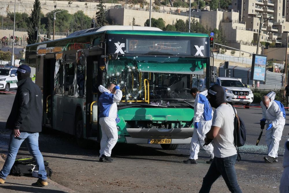 Des médecins légistes recueillent des preuves sur les lieux d'une explosion à un arrêt de bus à Jérusalem, le 23 novembre 2022.