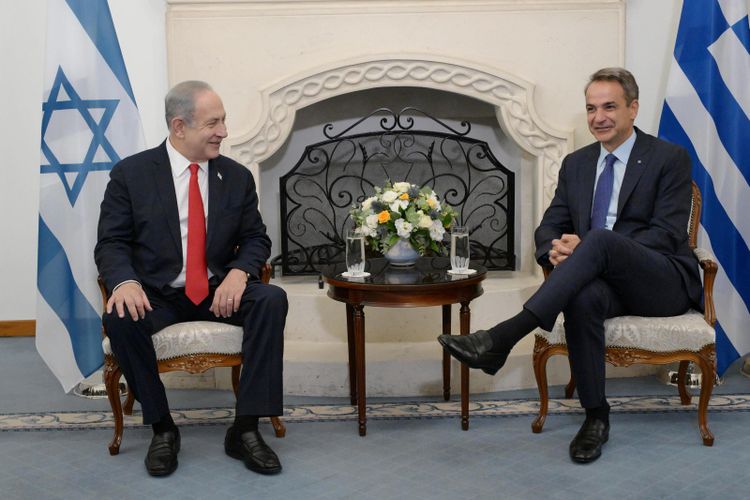 Israel's Prime Minister Benjamin Netanyahu (L) with Greek Prime Minister Kyriakos Mitsotakis in Cyprus.