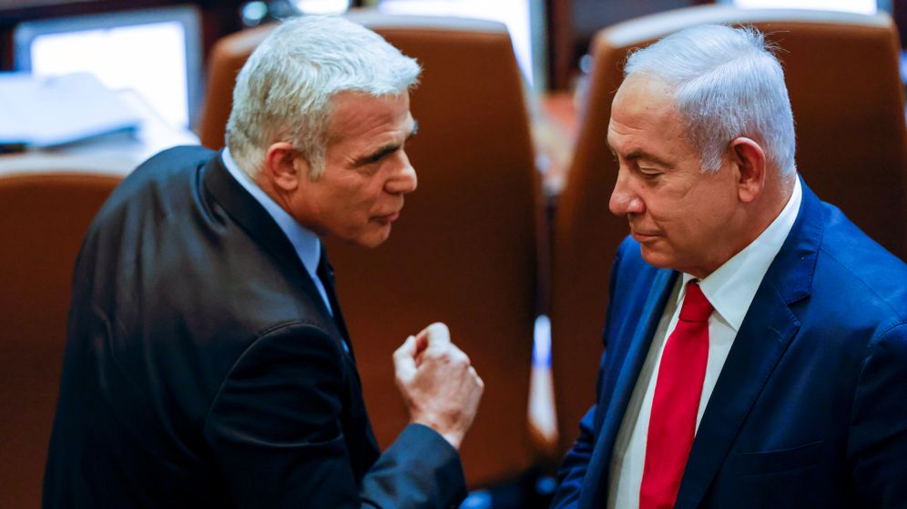 ראש הממשלה בנימין נתניהו (מימין) ויושב ראש יש עתיד יאיר לפיד (משמאל) במליאת הכנסת, ארכיון