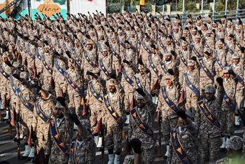 Des membres du corps des Gardiens de la révolution islamique (CGRI) lors du défilé militaire annuel de la "Semaine de la défense sacrée" dans la capitale Téhéran, le 22 septembre 2019
