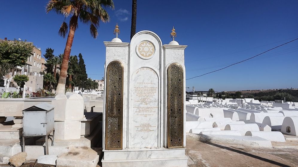 قبر المرحوم الدكتور كيكي أرموند، بالمقبرة الإسرائيلية بفاس المغربية، والذي كان رئيسا للجالية اليهودية بفاس منذ العام 1984 إلى أن توفي في العام 2019، وتم تشييد قبر الراحل بإشراف من القصر الملكي.