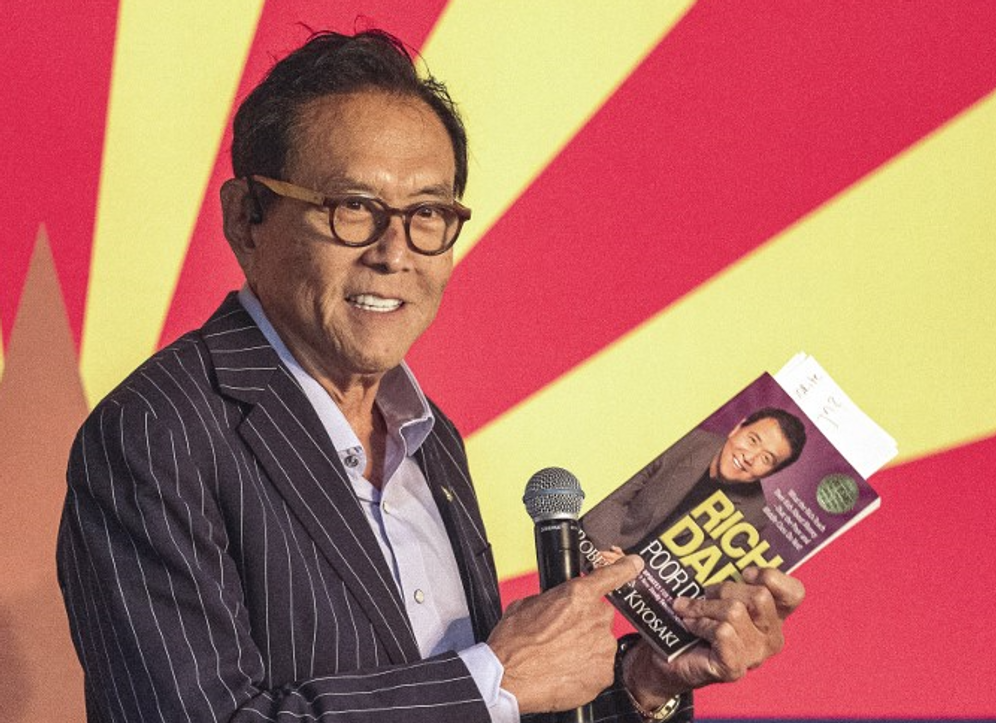 L'homme d'affaires américain Robert Kiyosaki s'exprime sur scène à Sun City, Arizona, le 21 octobre 2022.
