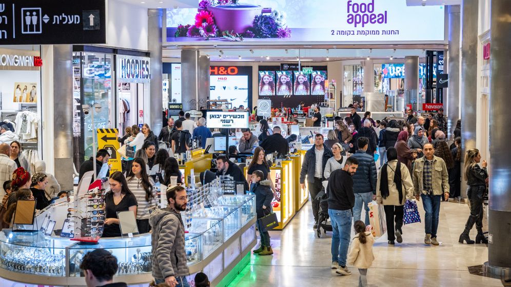 נועם ריבקין פנטון / פלאש 90 ישראלים מסתובבים בקניון בירושלים, אילוסטרציה (למקום ולמצולמים אין קשר לנאמר בכתבה)