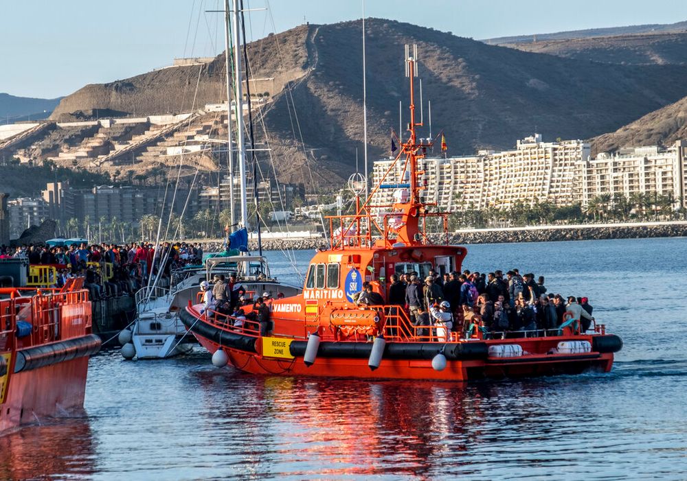 مهاجرون يصلون على متن سفينة إنقاذ بحرية في ميناء أرجونيجين في جزيرة غران كناريا بإسبانيا، بعد أن تم إنقاذهم في المحيط الأطلسي يوم الثلاثاء، 17 أكتوبر 2020..