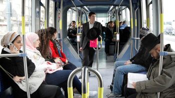 Illustration - Juifs et Arabes israéliens dans le tramway de Jérusalem