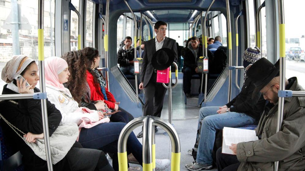 Miriam Alster/Flash90 Illustration - Juifs et Arabes israéliens dans le tramway de Jérusalem
