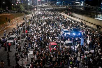 Des membres de la communauté éthiopienne et des activistes bloquent l'autoroute Ayalon à Tel Aviv lors d'une manifestation pour que justice soit rendue à Rafael Adana, 4 ans, Tel Aviv, le 23 août 2023