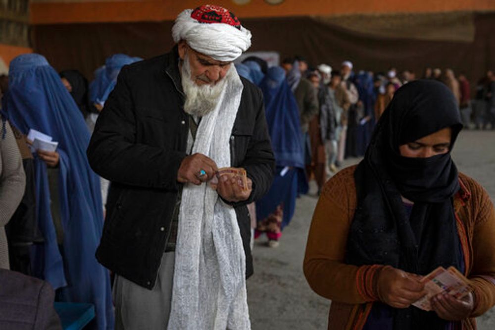 Illustration - des Afghans ayant perçu une aide financière de la part du Programme alimentaire mondial de l'ONU à Kaboul, en Afghanistan, le 20 novembre 2021