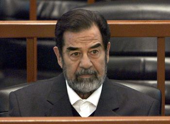 في هذه الصورة الأرشيفية الملتقطة في 6 ديسمبر/كانون الأول 2006، يظهر الزعيم العراقي السابق صدام حسين في المحكمة في بغداد
