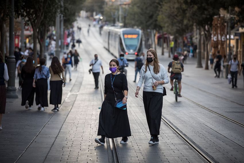 Des passants dans la rue Jaffa au centre-ville de Jérusalem le 26 octobre 2020