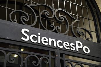 Logo de l'université française de Sciences Po au-dessus de l'entrée principale de l'établissement, le 18 avril 2018 à Paris