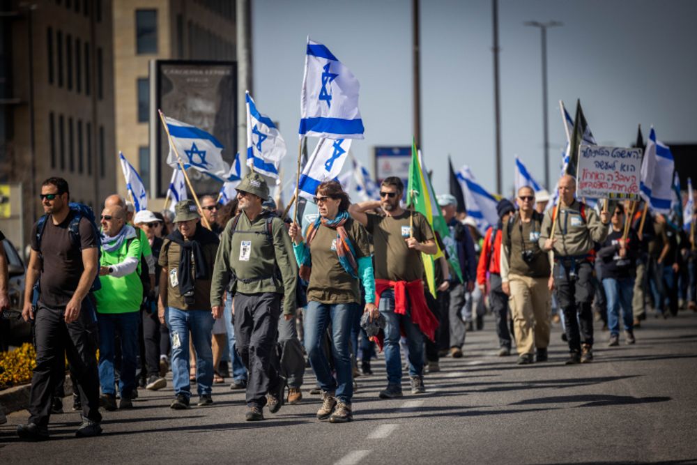 Des soldats de réserve israéliens, des vétérans et des activistes manifestent devant la Cour suprême à Jérusalem, le 10 février 2023