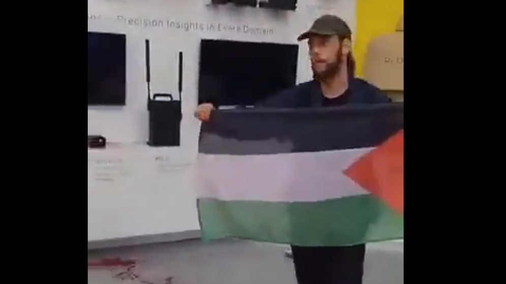 Des pro-palestiniens visent le stand d’Elbit Systems au salon de la défense de Kielce, Pologne, le 03.09.2025