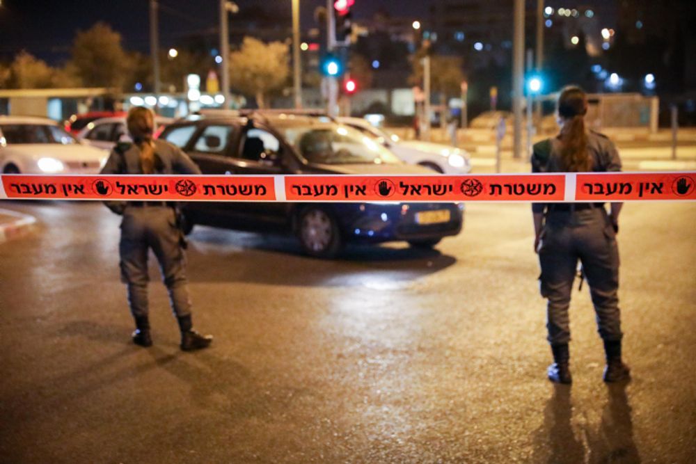 الشرطة الإسرائيلية عند مدخل حي بيت حنينا بالقدس الشرقية، خلال الإغلاق الليلي
