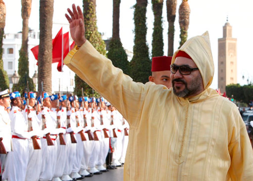 الملك المغربي محمد السادس يحيط به ولي العهد الأمير مولاي حسن يلوح بالحشود لدى وصوله إلى الجلسة الافتتاحية في البرلمان المغربي بالرباط ، الجمعة 12 أكتوبر 2018