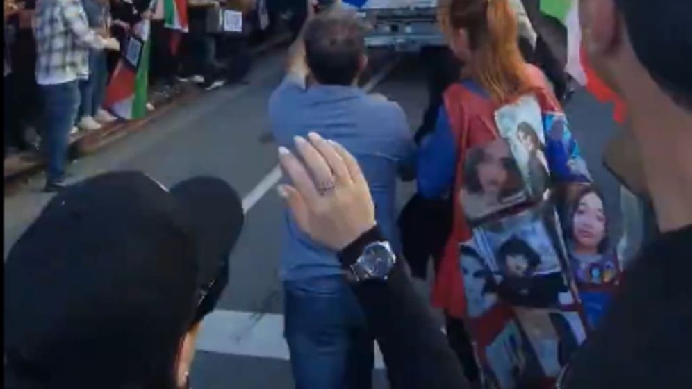 Un camion fonce dans une foule rassemblée pour manifester contre le régime iranien à Los Angeles 