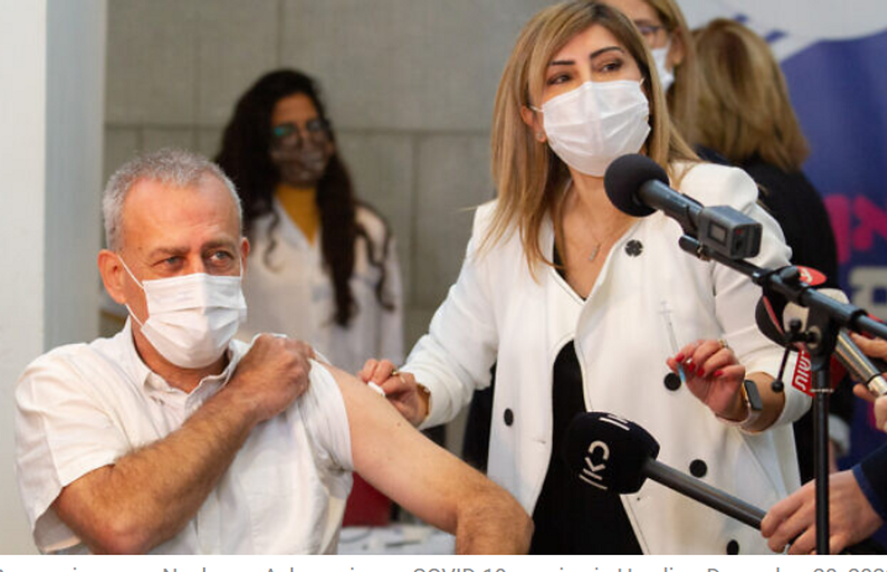 Le responsable du coronavirus Nachman Ash reçoit un vaccin contre le COVID-19 à Herzliya, le 20 décembre 2020
