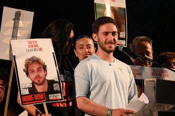 שורד השבי עומר שם טוב בכיכר החטופים, 19.04.2025